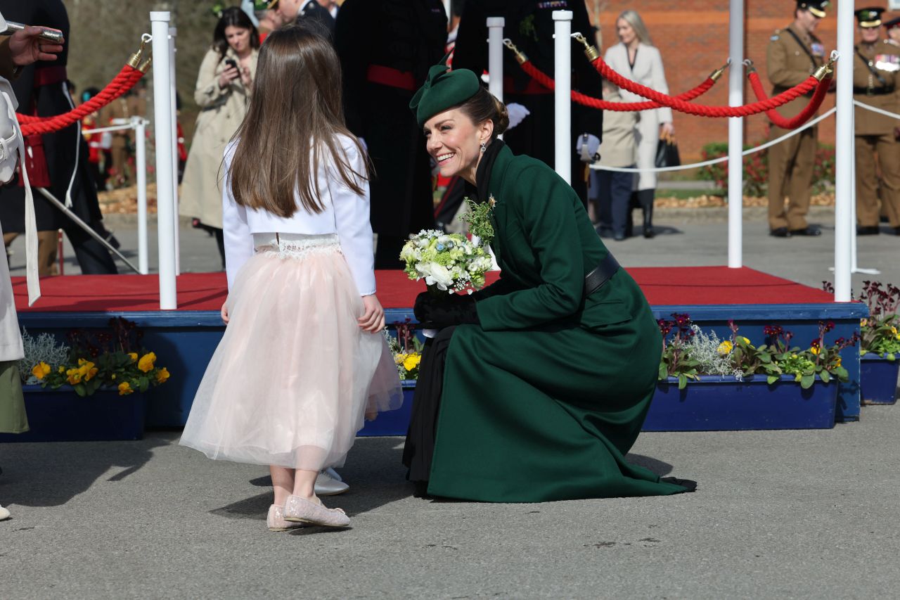 <p>Принцесата на Уелс отбеляза Деня на Свети Патрик с безупречен стил, напомняйки за еволюцията си в кралското семейство. Докато през 2012 г. тя беше просто съпруга на принц, днес Кейт е начело на полка, съчетавайки военната строгост с висшата мода.</p>