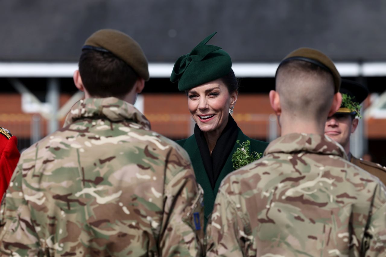 <p>Принцесата на Уелс отбеляза Деня на Свети Патрик с безупречен стил, напомняйки за еволюцията си в кралското семейство. Докато през 2012 г. тя беше просто съпруга на принц, днес Кейт е начело на полка, съчетавайки военната строгост с висшата мода.</p>