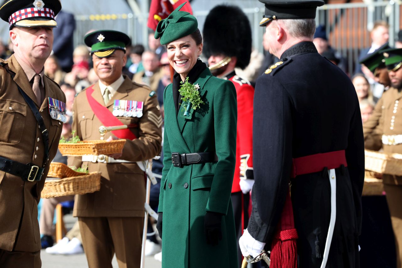 <p>Принцесата на Уелс отбеляза Деня на Свети Патрик с безупречен стил, напомняйки за еволюцията си в кралското семейство. Докато през 2012 г. тя беше просто съпруга на принц, днес Кейт е начело на полка, съчетавайки военната строгост с висшата мода.</p>