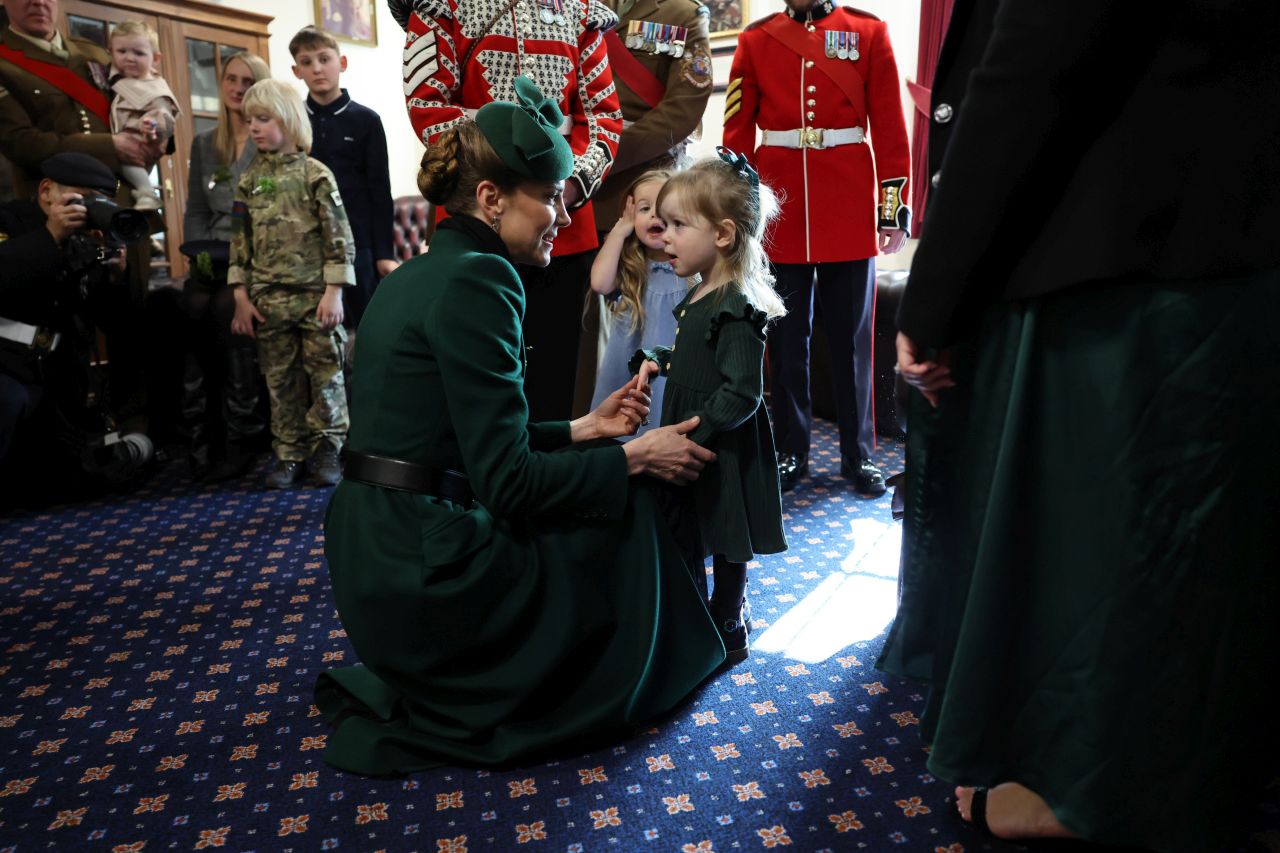 <p>Принцесата на Уелс отбеляза Деня на Свети Патрик с безупречен стил, напомняйки за еволюцията си в кралското семейство. Докато през 2012 г. тя беше просто съпруга на принц, днес Кейт е начело на полка, съчетавайки военната строгост с висшата мода.</p>