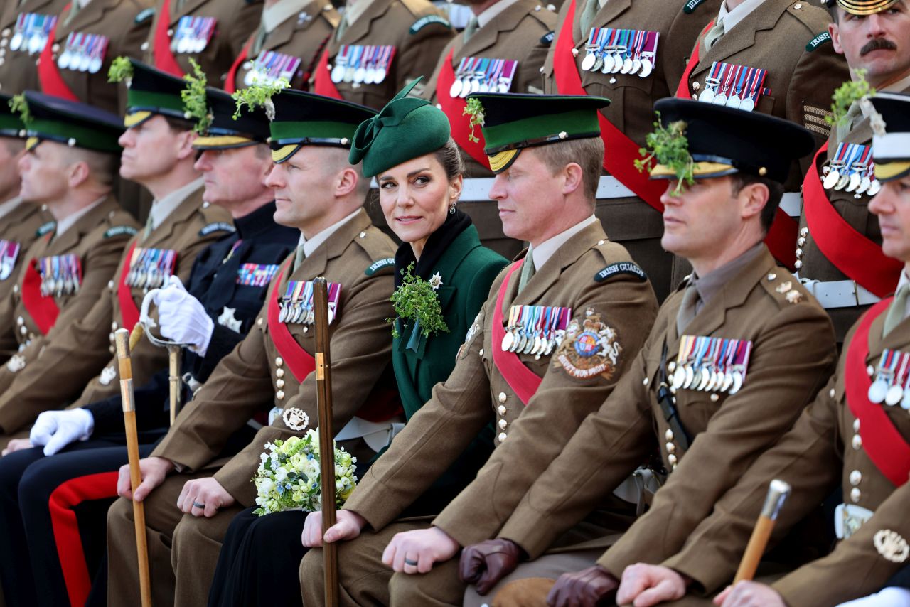 <p>Принцесата на Уелс отбеляза Деня на Свети Патрик с безупречен стил, напомняйки за еволюцията си в кралското семейство. Докато през 2012 г. тя беше просто съпруга на принц, днес Кейт е начело на полка, съчетавайки военната строгост с висшата мода.</p>