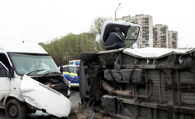Катастрофа между пътнически и товарен бус в Ямбол