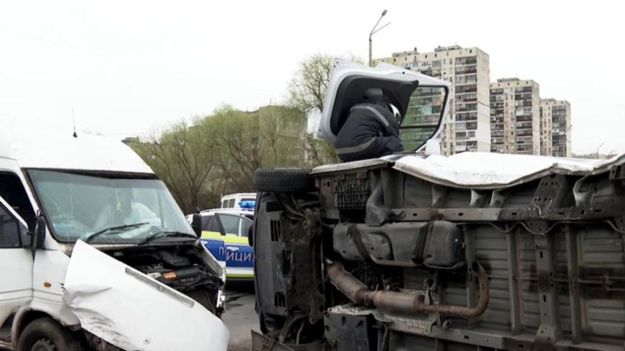 Катастрофа между пътнически и товарен бус в Ямбол