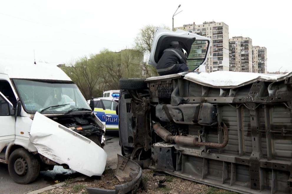 Катастрофа между пътнически и товарен бус в Ямбол