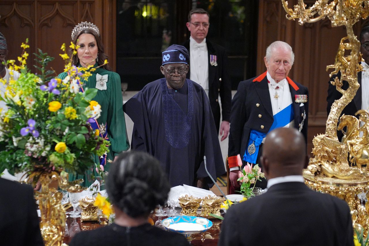 <p>Принцесата на Уелс, Кейт Мидълтън, се превърна в център на вниманието по време на държавния банкет в чест на Нигерия, организиран в замъка Уиндзор. За своята първа поява с тиара за 2026 година, 44-годишната Кейт избра емблематичното бижу Lover"s Knot (&bdquo;Любовен възел&ldquo;), инкрустирано с 19 масивни перли и десетки диаманти.</p>