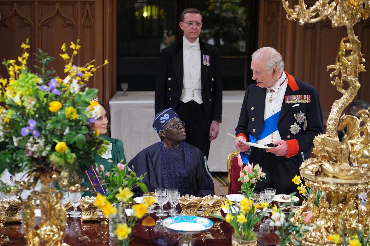 <p>Принцесата на Уелс, Кейт Мидълтън, се превърна в център на вниманието по време на държавния банкет в чест на Нигерия, организиран в замъка Уиндзор. За своята първа поява с тиара за 2026 година, 44-годишната Кейт избра емблематичното бижу Lover"s Knot (&bdquo;Любовен възел&ldquo;), инкрустирано с 19 масивни перли и десетки диаманти.</p>