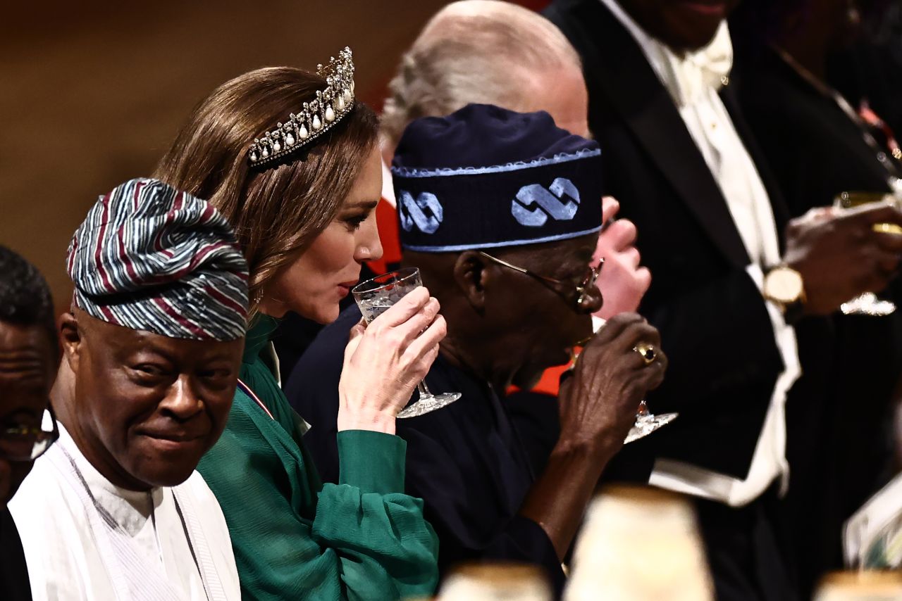 <p>Принцесата на Уелс, Кейт Мидълтън, се превърна в център на вниманието по време на държавния банкет в чест на Нигерия, организиран в замъка Уиндзор. За своята първа поява с тиара за 2026 година, 44-годишната Кейт избра емблематичното бижу Lover"s Knot (&bdquo;Любовен възел&ldquo;), инкрустирано с 19 масивни перли и десетки диаманти.</p>