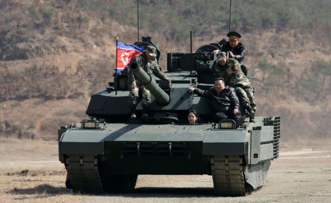 „Бъдещата господарка на Северна Корея?“: Ким Чен-ун качи дъщеря си на танк по време на учение