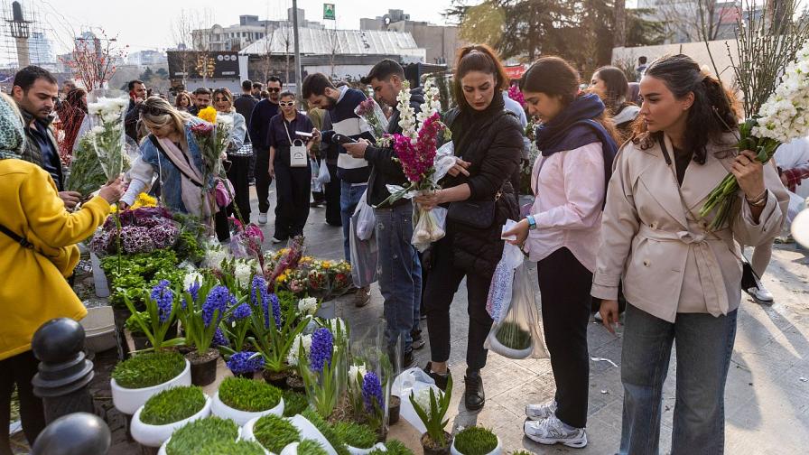 Жителите на Техеран се подготвят за днешния празник - Навруз