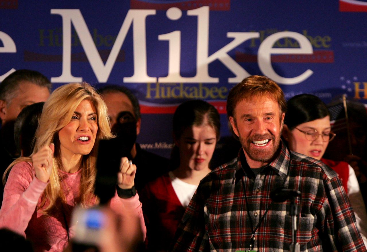 <p>Холивуд загуби своята най-голяма екшън легенда &ndash; Чък Норис почина, оставяйки след себе си десетилетия кино история. От битките с Брус Лий до &bdquo;Уокър, тексаският рейнджър&ldquo;, той се превърна в символ на несломимия дух. Вижте най-силните му моменти в кадри</p>