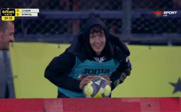 Красивите моменти в efbet Лига! Вижте разговора на Неделев с малък подавач на топки (ВИДЕО)