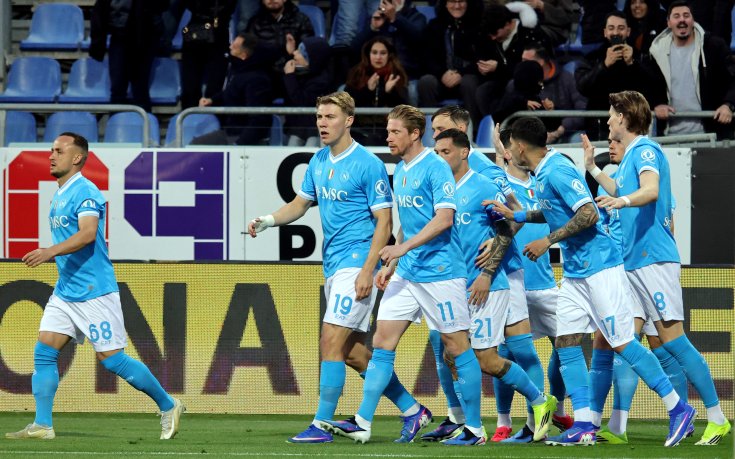 Безмилостен Наполи подчини Каляри и гледа към върха в Калчото