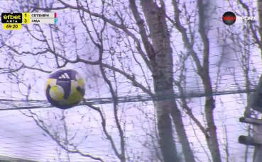 Самаке прати топката над изкуственото игрище