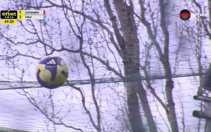 Самаке прати топката над изкуственото игрище