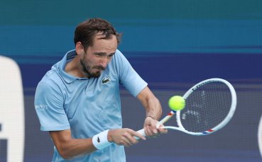 Медведев оцеля срещу японски тийнейджър в Маями