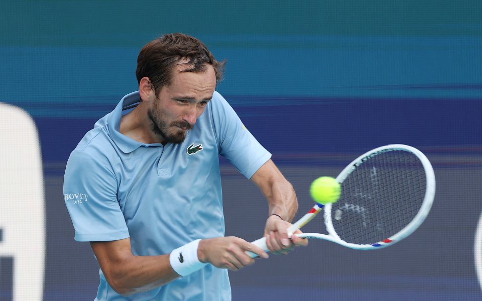 Медведев оцеля срещу японски тийнейджър в Маями