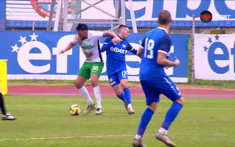 Берое остана с десет човека в последните минути срещу Монтана (видео)