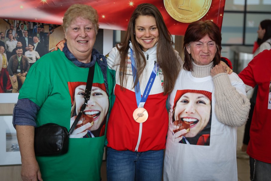 Лора Христова се завърва в България след Зимните олимпийски игри1