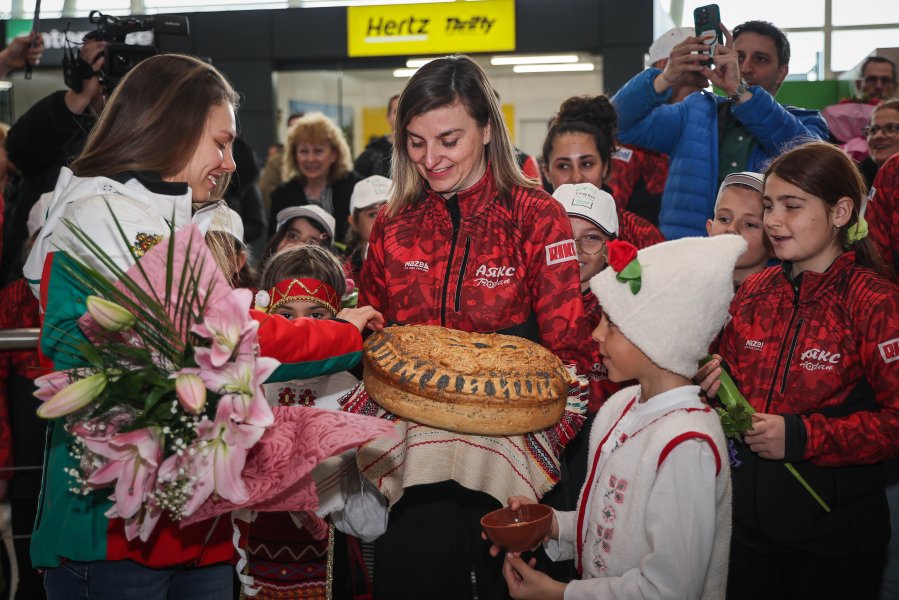 Лора Христова се завърва в България след Зимните олимпийски игри1
