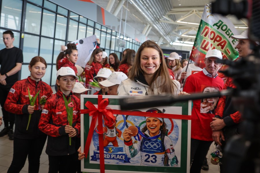 Лора Христова се завърва в България след Зимните олимпийски игри1