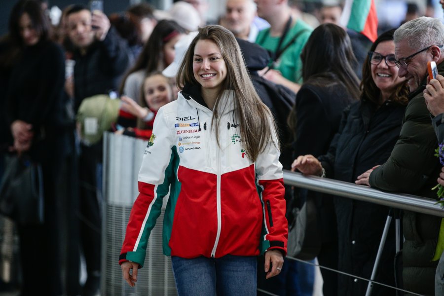 Лора Христова се завърна в България1