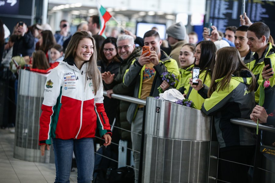 Лора Христова се завърна в България1