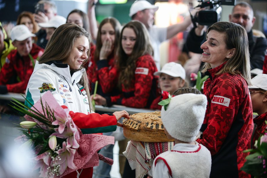 Лора Христова се завърна в България1