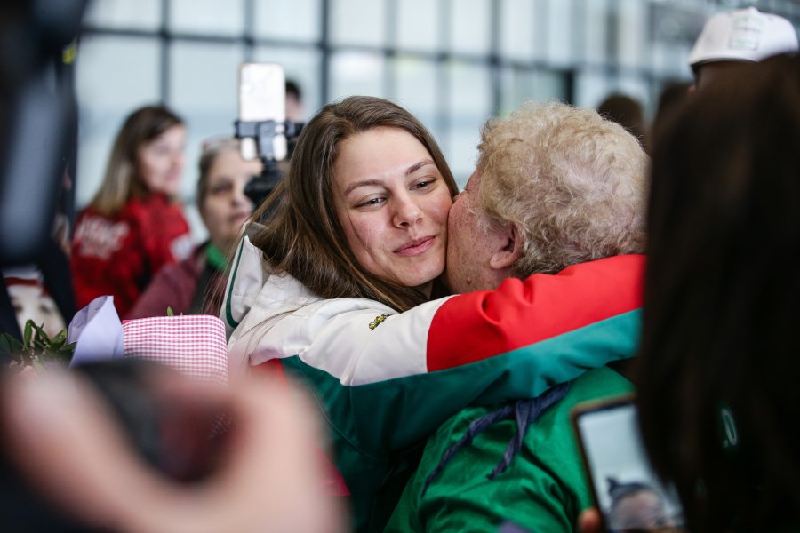 Лора Христова се завърна в България1