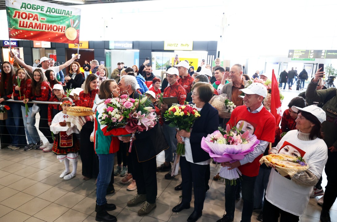 <p>Гордост, сълзи от щастие и заслужени аплодисменти! Бронзовата медалистка от Зимните олимпийски игри в Милано-Кортина Лора Христова стъпи отново на българска земя. На Терминал 2 тя бе посрещната подобаващо заедно с част от останалите ни националните състезатели по биатлон.</p>