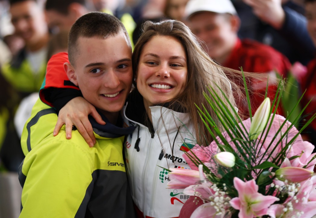 <p>Гордост, сълзи от щастие и заслужени аплодисменти! Бронзовата медалистка от Зимните олимпийски игри в Милано-Кортина Лора Христова стъпи отново на българска земя. На Терминал 2 тя бе посрещната подобаващо заедно с част от останалите ни националните състезатели по биатлон.</p>