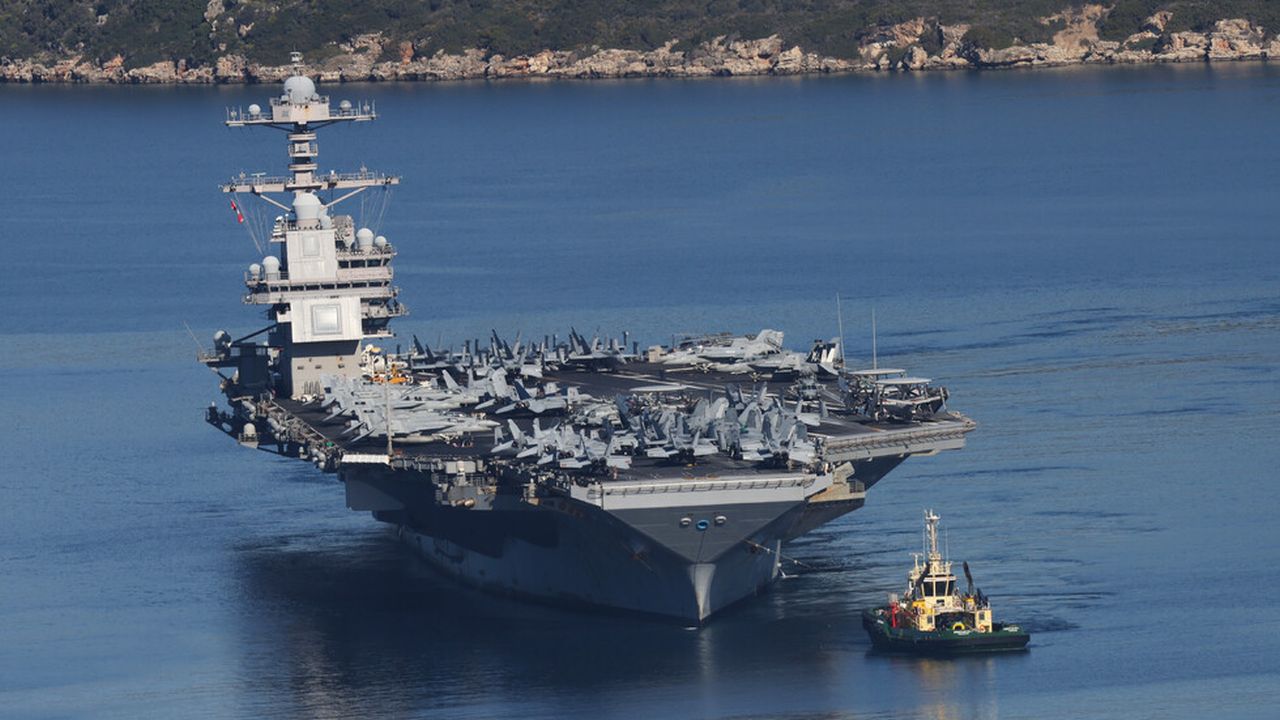 Самолетоносачът "Джералд Форд" акостира във военноморската база "Суда" на остров Крит