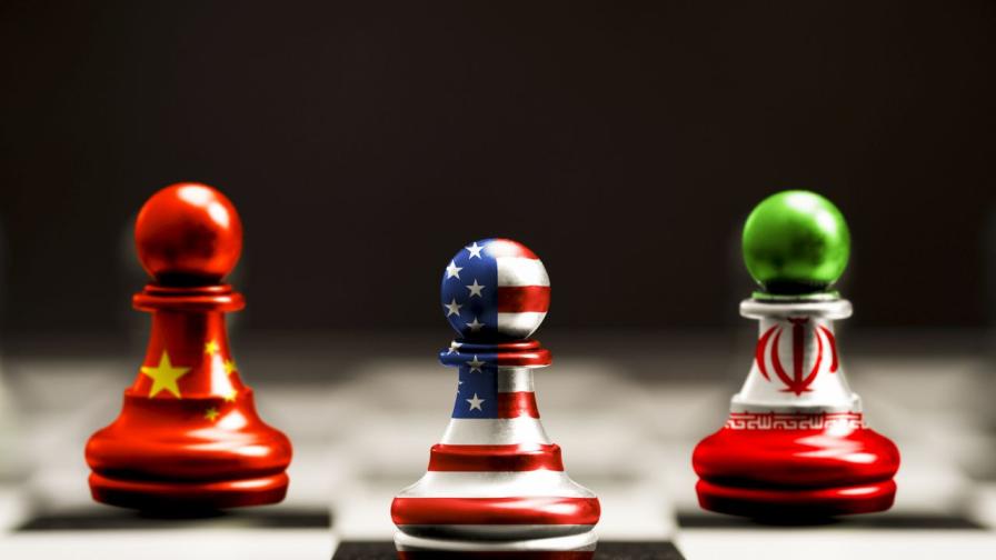 Тихата игра на Пекин: Защо Китай не бърза да спасява Иран и как печели от хаоса