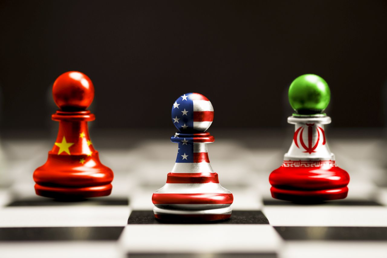 Тихата игра на Пекин: Защо Китай не бърза да спасява Иран и как печели от хаоса