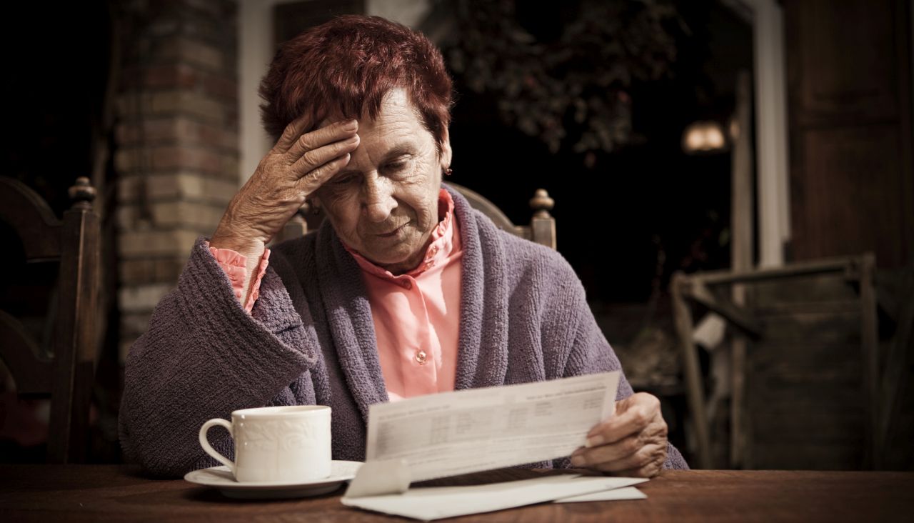 Финансовият стрес „състарява“ мозъка: Учени разкриха как безпаричието удря паметта