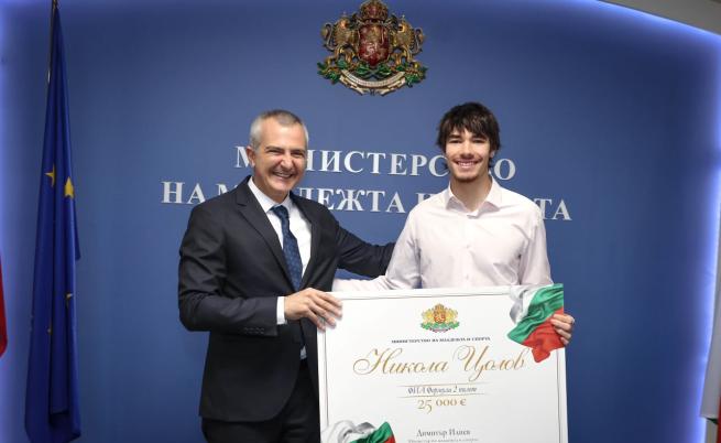 Никола Цолов получи награда от 25 000 евро за успехи във Формула 2 и Формула 3