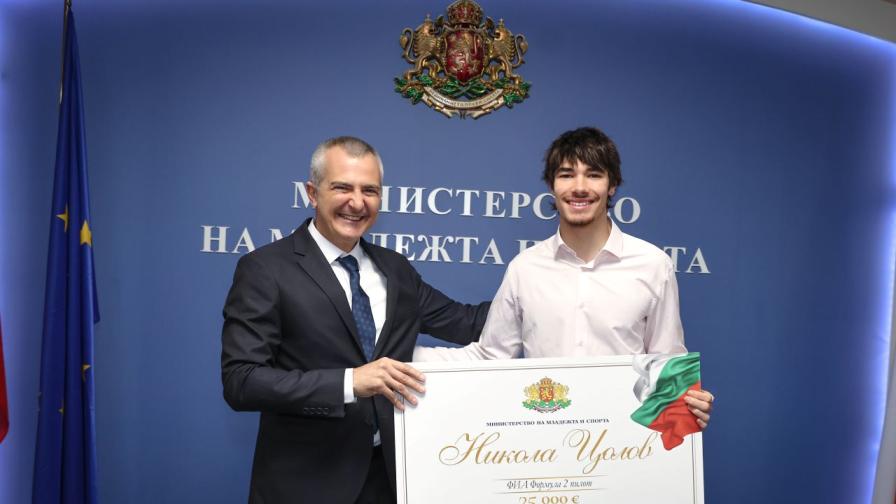 <p>"Пишеш история": Никола Цолов получи 25 000 евро от Министерството на младежта и спорта</p>