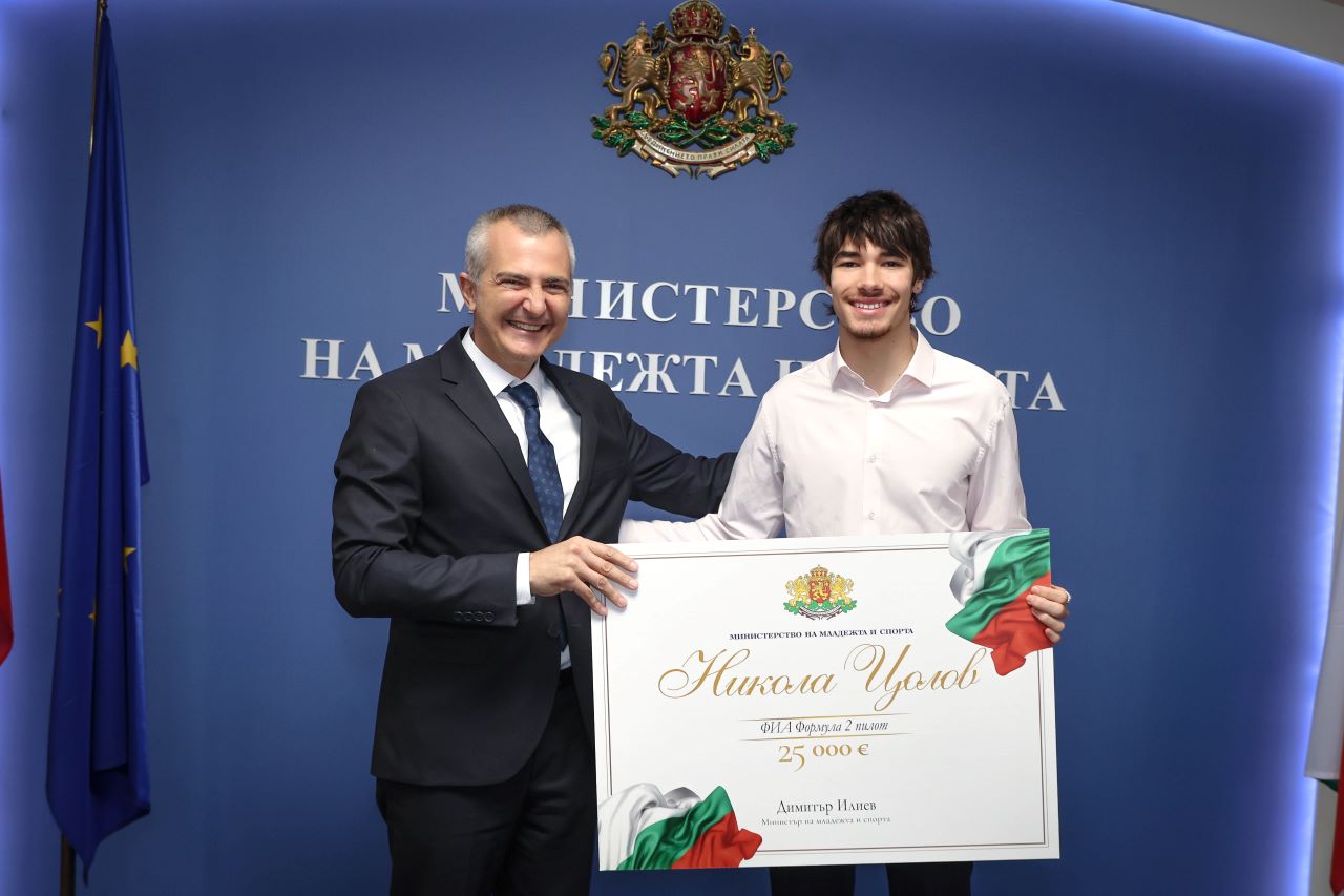 Никола Цолов получи награда от 25 000 евро за успехи във Формула 2 и Формула 3