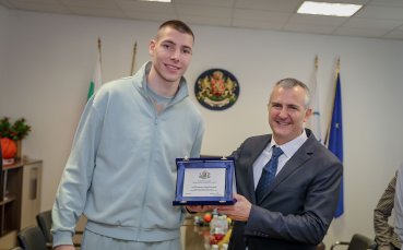 Министър Илиев връчи почетни плакети на Божидар Саръбоюков и Александра Начева