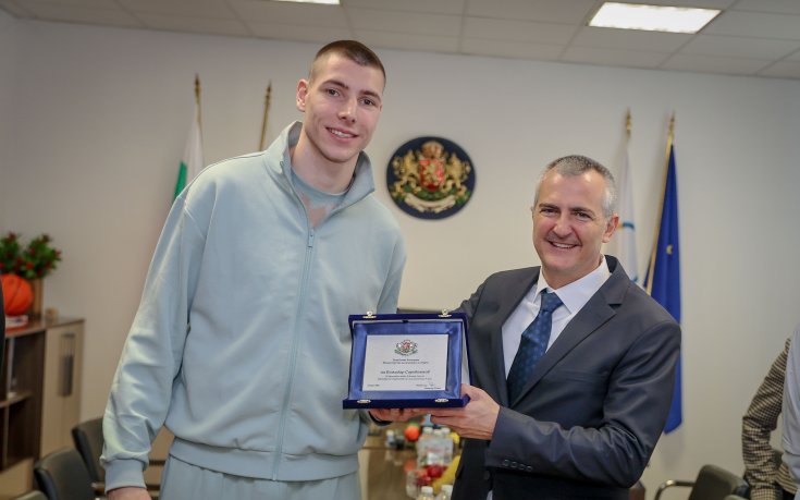 Министър Илиев връчи почетни плакети на Божидар Саръбоюков и Александра Начева