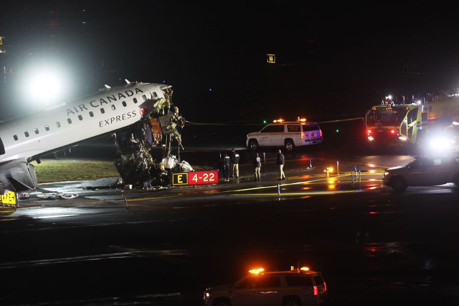 <p>Инцидент със самолет на летище "ЛаГуардия" в Ню Йорк.</p>