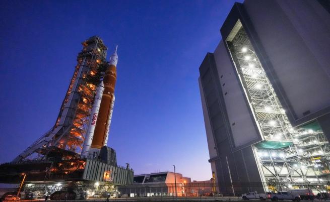 НАСА започва да строи база на Луната