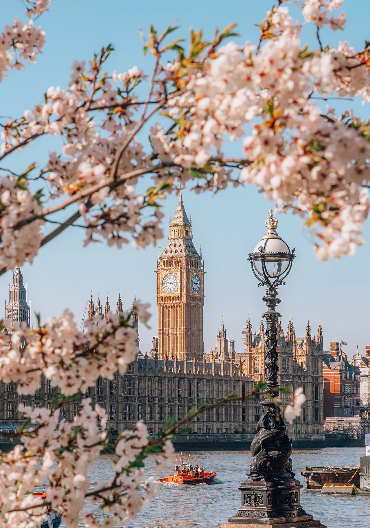 <p>Лондон, Англия Можете да посетите Лондон по всяко време на годината, но през пролетта температурите позволяват да разглеждате града по по-комфортен начин. Освен това избягвате летните туристи!</p>