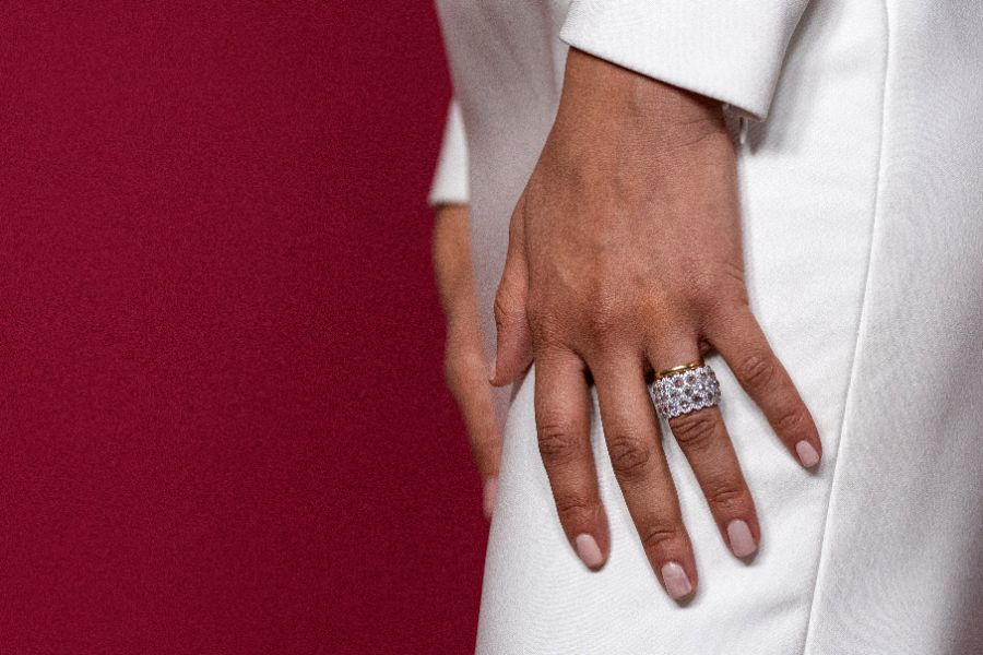 <p>Зендая с нова булчинска рокля и впечатляващи бижута на премиерата на "The Drama" в Париж.</p>