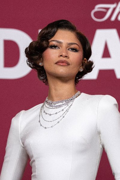 <p>Зендая с нова булчинска рокля и впечатляващи бижута на премиерата на "The Drama" в Париж.</p>