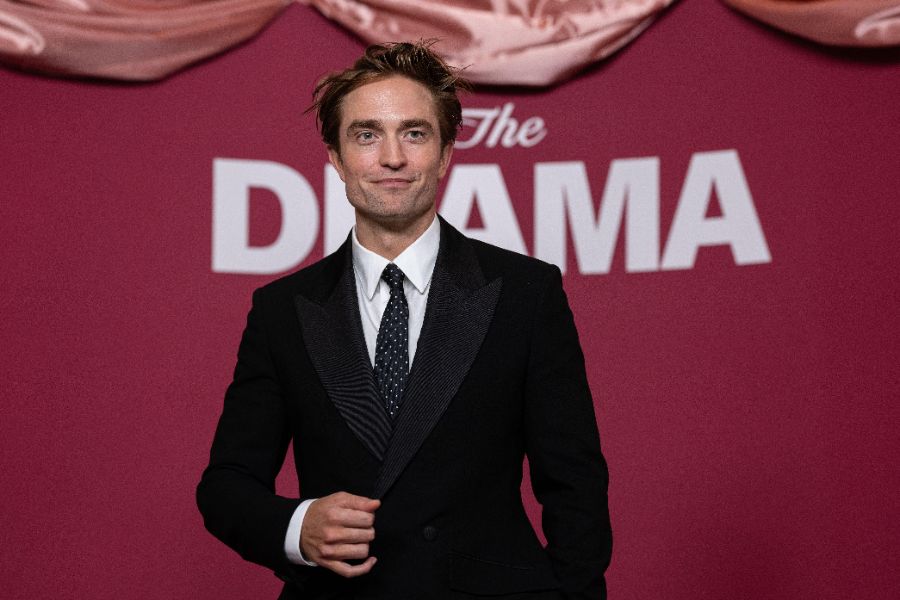 <p>Зендая с нова булчинска рокля и впечатляващи бижута на премиерата на "The Drama" в Париж.</p>