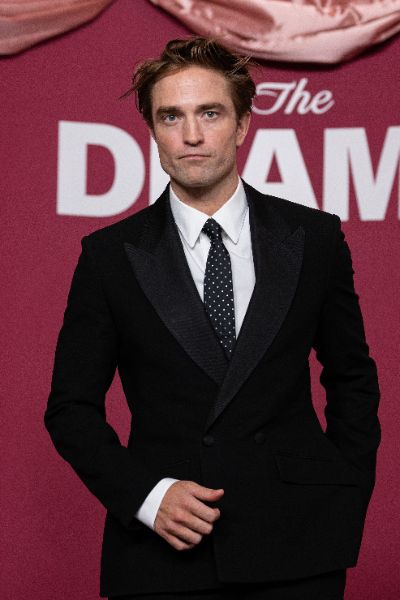 <p>Зендая с нова булчинска рокля и впечатляващи бижута на премиерата на "The Drama" в Париж.</p>