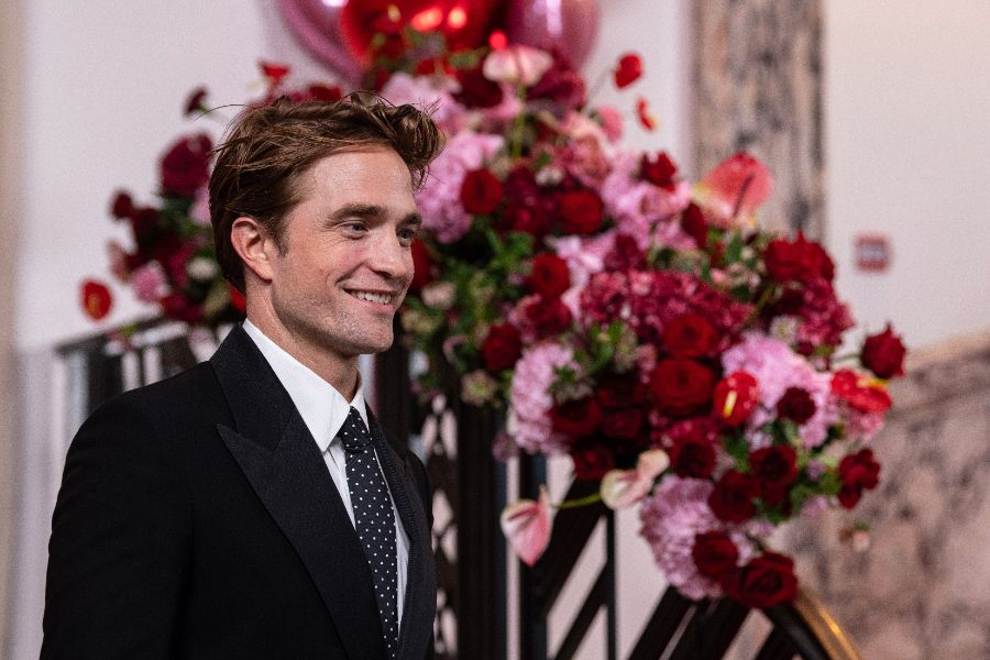 <p>Зендая с нова булчинска рокля и впечатляващи бижута на премиерата на "The Drama" в Париж.</p>