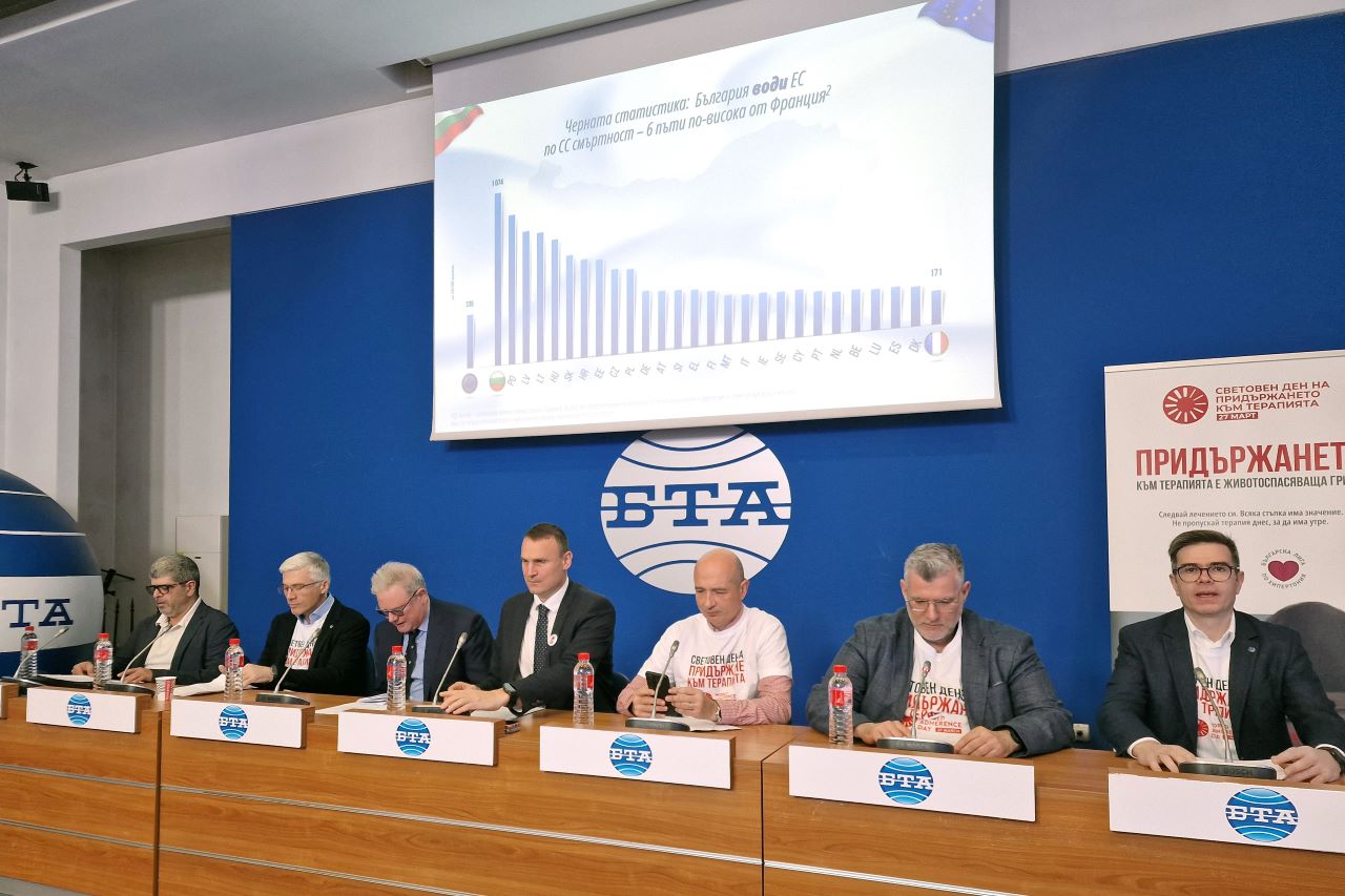 На снимката (от ляво надясно): началникът на Отделение по кардиология в УМБАЛ Св. Анна проф. Арман Постаджиян, кардиологът д-р Генчо Арабаджиев, проф. Михаил Боянов, ендокринолог в Александровска болница, началникът на Клиниката по кардиология в Александровска болница проф. Кирил Карамфилов, зам.-директорът на НМТБ Цар Борис Трети проф. Иван Груев, деканът на Факултета по фармация в Медицинския университет-София проф. Георги Момеков и общопрактикуващият лекар д-р Станимир Качешмаров.