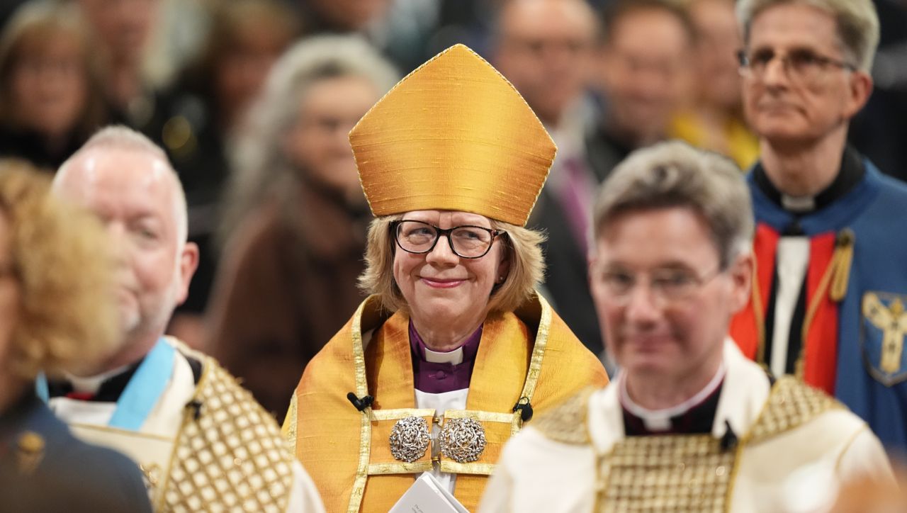 <p>Сара Мълали беше официално въведена в длъжност като архиепископ на Кентърбъри, с което започна публичното ѝ служение като първата жена начело на Англиканската църква</p>