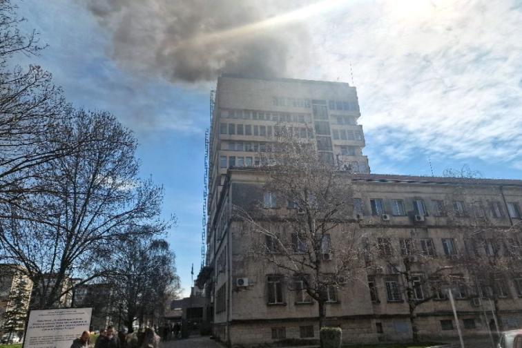 Пожар гори на покрива на сградата на общината в Разград